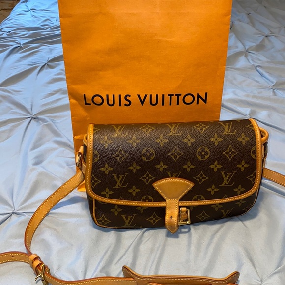 🔥Authentic 🔥Louis Vuitton Solange crossbody - Picture 1 of 11